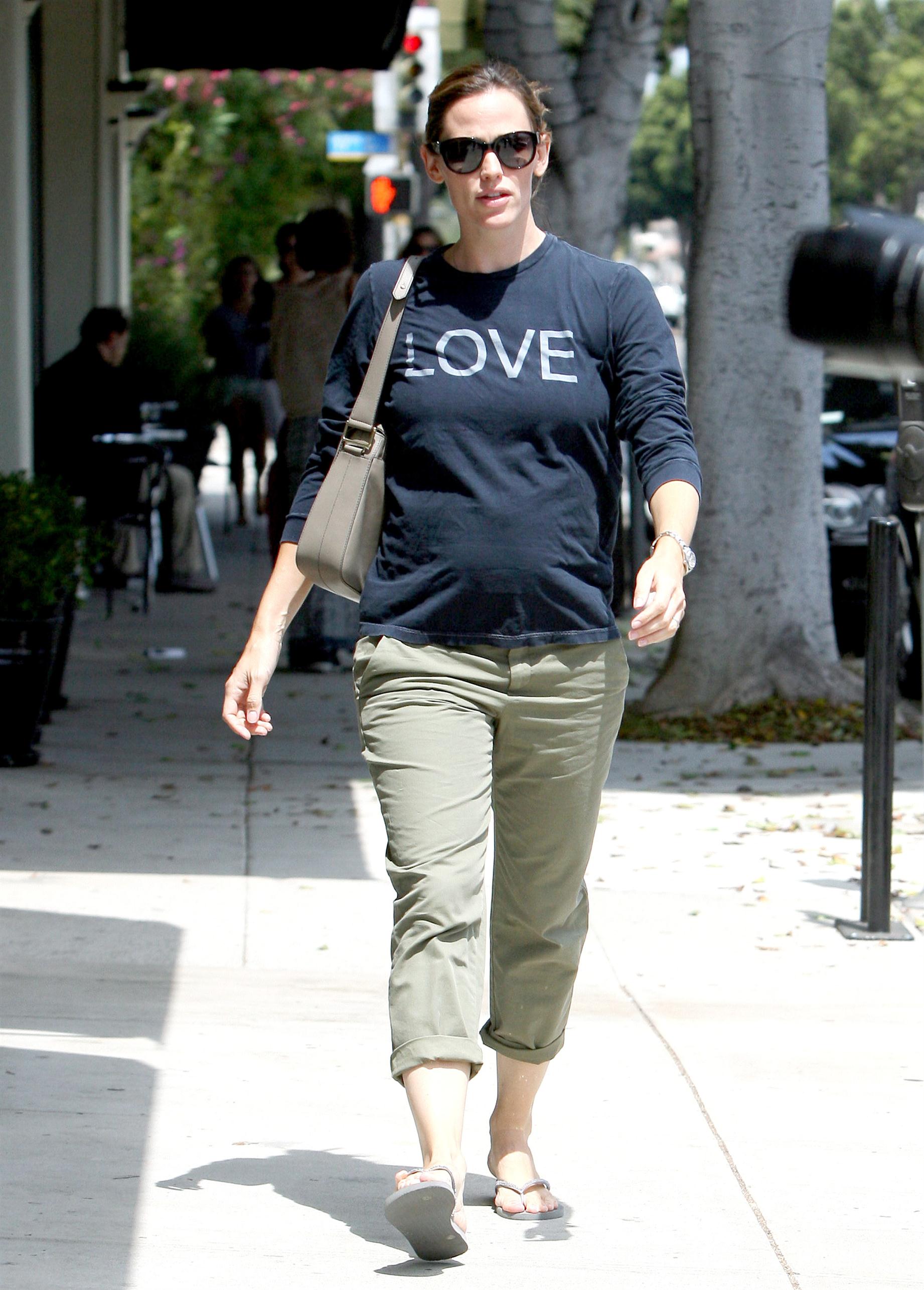 Jennifer Garner wearing a long sleeve t-shirt | Picture 65689